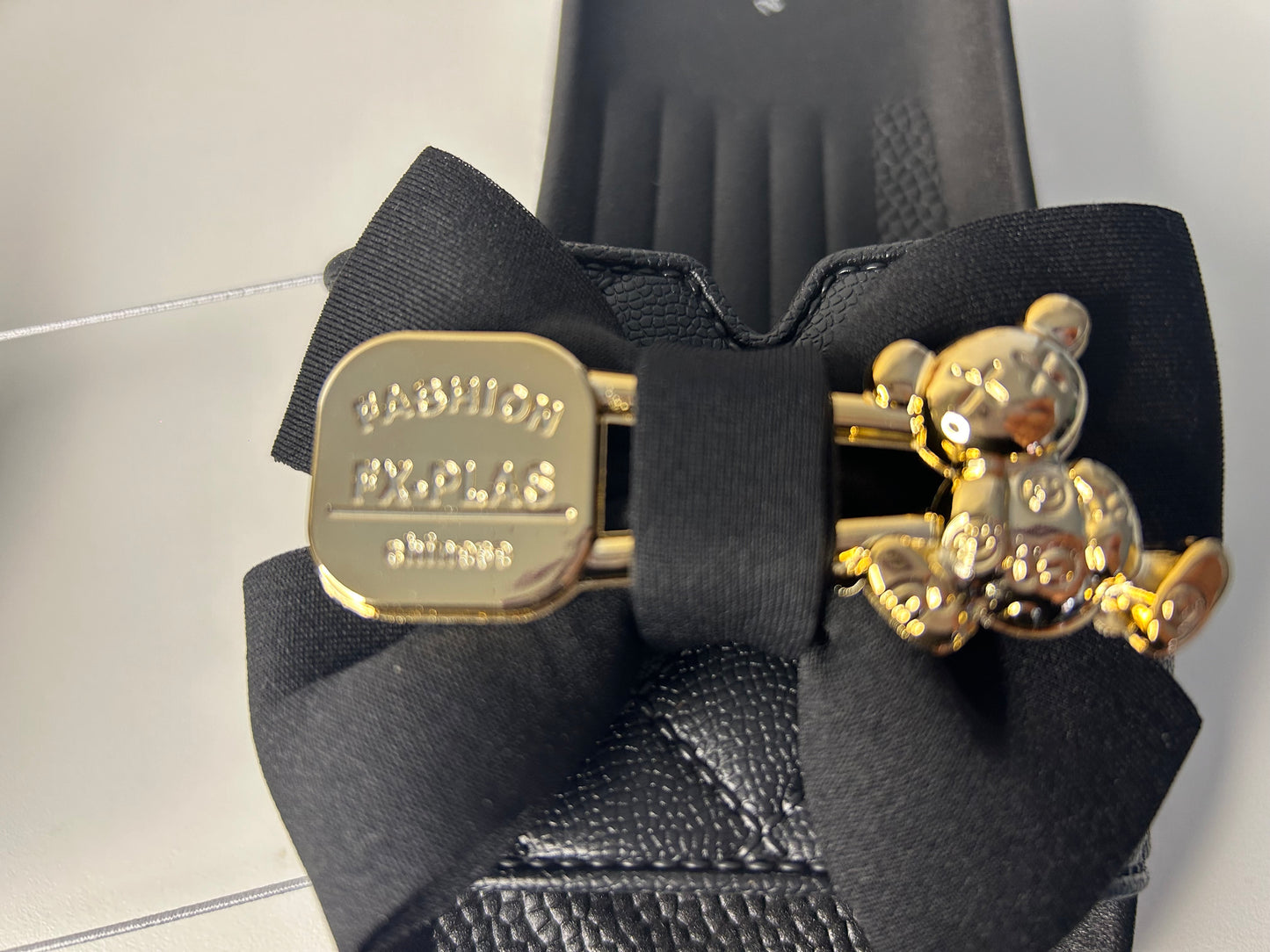 Gouden beer slipper